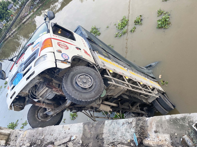 Tiền Giang: Ôtô tải đi vào đường cấm làm sập cầu dân sinh ảnh 1