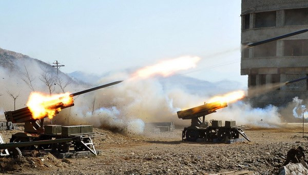 Quân đội Triều Tiên tập trận tại một địa điểm bí mật. (Nguồn: AFP/TTXVN) Hàn Quốc và Triều Tiên đấu pháo gần biên giới trên biển ảnh 1