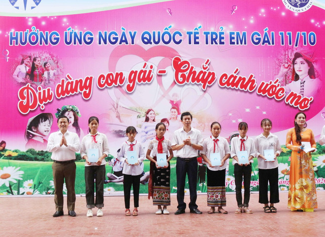 Tặng quà cho các học sinh nghèo vượt khó. :Ảnh: Nguyễn Oanh-TTXVN) Mất cân bằng giới tính khi sinh dẫn đến nhiều hệ lụy khó lường ảnh 2