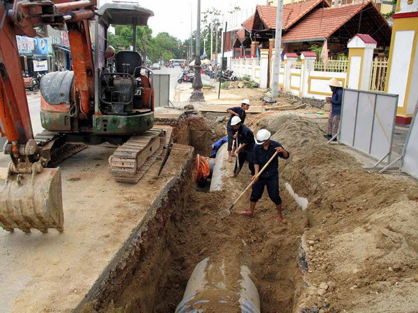 Thi công cống thoát nước trên tuyến đường Điện Biên Phủ, Huế, công trình sử dụng nguồn vốn ODA của Chính phủ Nhật Bản. (Ảnh: Quốc Việt/TTXVN) Chính phủ chỉ đạo tập trung quản lý chặt chẽ nợ công ảnh 1