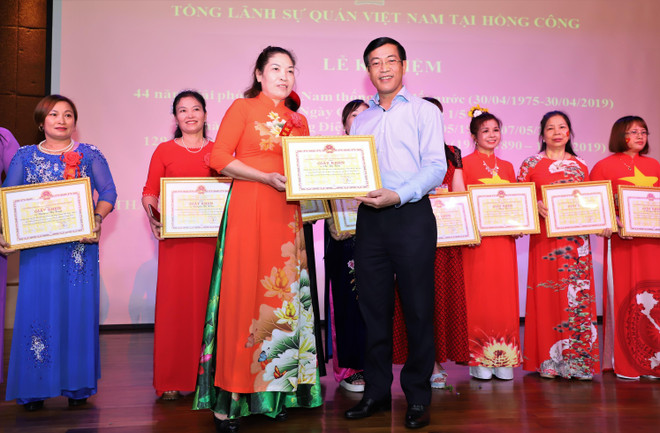 Tổng Lãnh sự Trần Thanh Huân trao giấy khen cho các cá nhân tiêu biểu. (Ảnh: PV/Vietnam+) Tổng Lãnh sự quán Việt Nam tại Hong Kong kỷ niệm các ngày lễ lớn ảnh 2