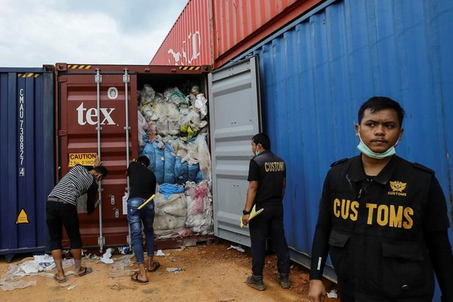 Nhân viên Hải quan Indonesia kiểm tra container chứa rác thải nhựa tại cảng Batu Ampar ở Batam, ngày 15/6/2019. (Ảnh: AFP/TTXVN) Hải quan Indonesia gửi trả 8 container rác thải về Australia ảnh 1