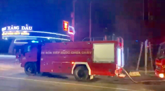 Bình Dương: Cháy dãy cà phê chòi và vựa ve chai nằm sát cây xăng ảnh 1