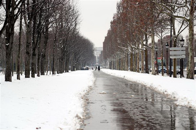 Tuyết rơi dày đặc ở Pháp ảnh hưởng nghiêm trọng đến giao thông ảnh 1