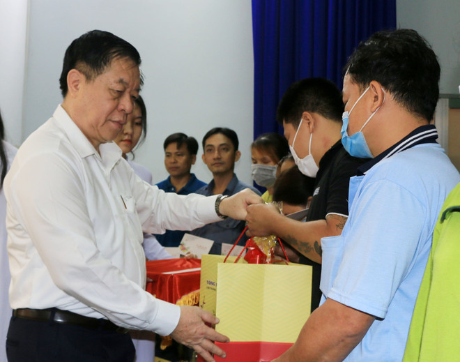 Trưởng Ban Tuyên giáo TW trao quà cho hộ nghèo, công nhân ở Đồng Tháp ảnh 1