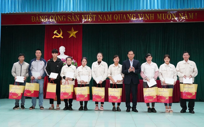 Bộ trưởng Ngoại giao tặng quà Tết cho công nhân tại tỉnh Vĩnh Phúc ảnh 1