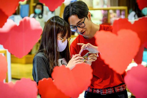 Ngày Valentine tại Trung Quốc: Khẩu trang thay những bông hoa ảnh 1