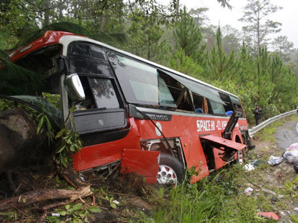 Vụ ôtô đâm vào vách núi: Nhiều nạn nhân đã được xuất viện ảnh 1