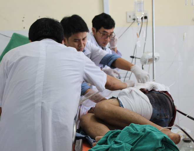 [Photo] Cấp cứu nạn nhân vụ lật xe nghiêm trọng trên đèo Khánh Lê ảnh 4