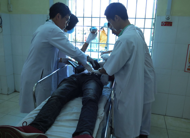 [Photo] Cấp cứu nạn nhân vụ lật xe nghiêm trọng trên đèo Khánh Lê ảnh 2