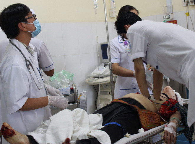 [Photo] Cấp cứu nạn nhân vụ lật xe nghiêm trọng trên đèo Khánh Lê ảnh 1