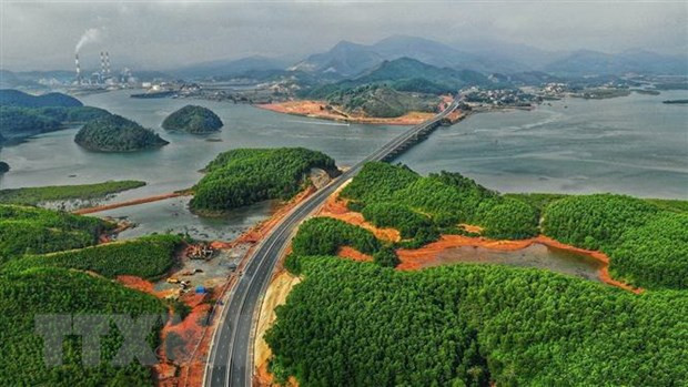 Tuyến cao tốc Hạ Long-Vân Đồn (Quảng Ninh) với tổng chiều dài gần 60km. (Ảnh: TTXVN phát) Quảng Ninh xác định phát triển đô thị là nhiệm vụ đột phá ảnh 1
