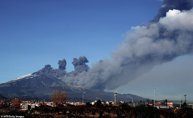 Italy: Núi lửa Etna ''thức giấc,'' phun tro bụi khắp đảo Sicily ảnh 1