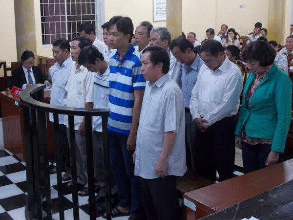 Các bị cáo trước vành móng ngựa. (Ảnh: Công Mạo/Vietnam+) Xét xử phúc thẩm vụ án "quan ăn đất" ở Long Xuyên ảnh 1