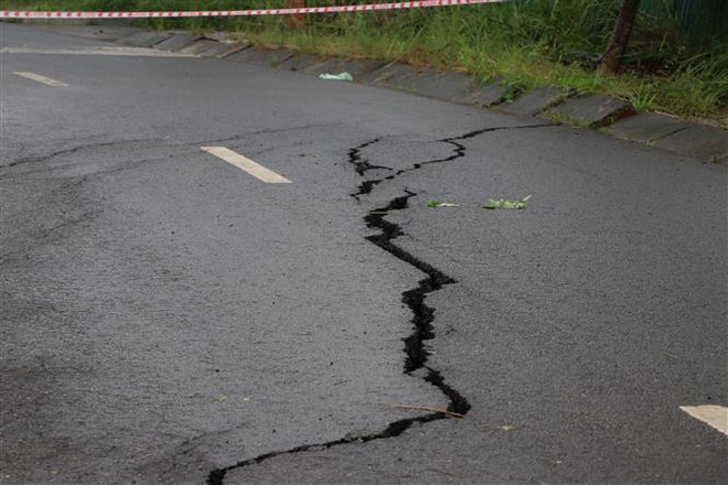 Bình Phước: Xuất hiện vết nứt, gãy mặt đường tại huyện Bù Đăng ảnh 1