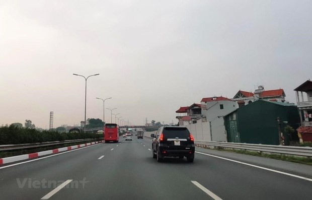 Phương tiện lưu thông trên đường cao tốc Pháp Vân-Cầu Giẽ. (Ảnh: Việt Hùng/Vietnam+) Chính phủ trình Quốc hội chuyển đổi đầu tư 3 dự án cao tốc Bắc-Nam ảnh 1