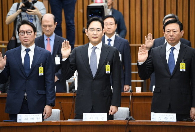 (từ trái sang): Chủ tịch Tập đoàn SK Chey Tae-Won, Phó Chủ tịch Samsung Lee Jae-yong và Chủ tịch Lotte Shin Dong-Bin tại phiên điều trần của Quốc hội Hàn Quốc ở thủ đô Seoul ngày 6/12/2016. (Nguồn: AP/TTXVN) Cơ quan công tố Hàn Quốc triệu tập lãnh đạo Tập đoàn SK ảnh 1