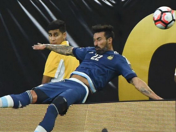 Lavezzi gãy tay sau cú ngã rợn người ở trận Argentina hạ Mỹ ảnh 1