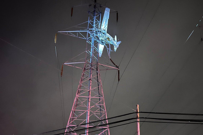 Mỹ: Máy bay rơi vào đường dây điện cao thế gây mất điện diện rộng ảnh 1