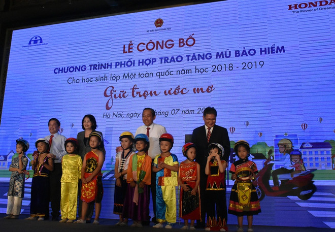 Học sinh lớp Một trên cả nước được tặng mũ bảo hiểm miễn phí ảnh 2