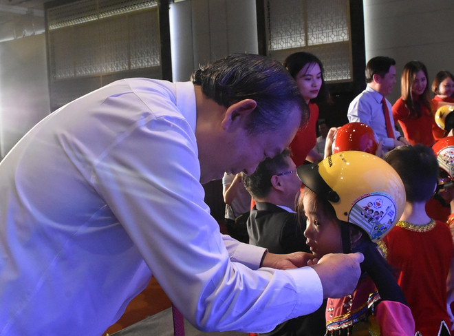 Học sinh lớp Một trên cả nước được tặng mũ bảo hiểm miễn phí ảnh 1