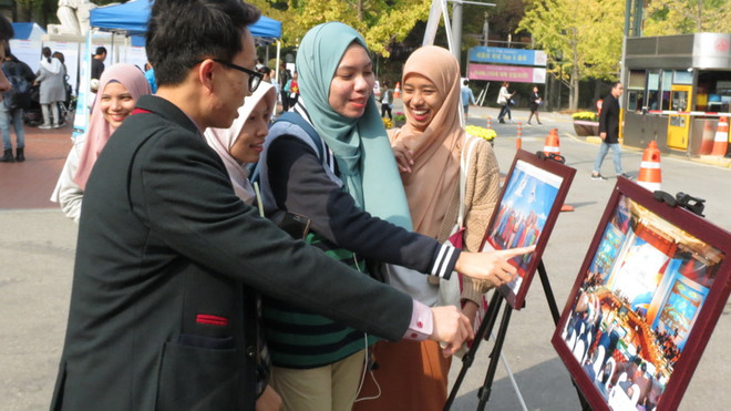 Triển lãm ảnh về Việt Nam tại Hàn Quốc cuốn hút đông đảo người xem ảnh 1