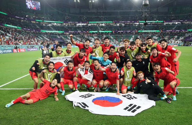 Hàn Quốc gây sốc khi thắng Bồ Đào Nha để giành vé đi tiếp. (Nguồn: Getty Images) Bóng đá châu Á làm nên điều chưa từng có trong lịch sử World Cup ảnh 1