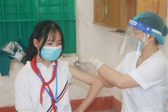 Tiêm vaccine phòng COVID-19 cho trẻ 11 đến dưới 12 tuổi tại Trường Trung học cơ sở Yên Định, huyện Hải Hậu, tỉnh Nam Định. (Ảnh: Văn Đạt/TTXVN) Ngày 18/5: Ghi nhận 1.831 ca nhiễm mới COVID-19, 1 ca tử vong ảnh 1