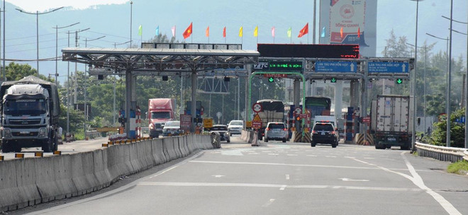 Hàng trăm xe bám đuôi, vượt trạm thu phí ở làn tự động không dừng ảnh 1