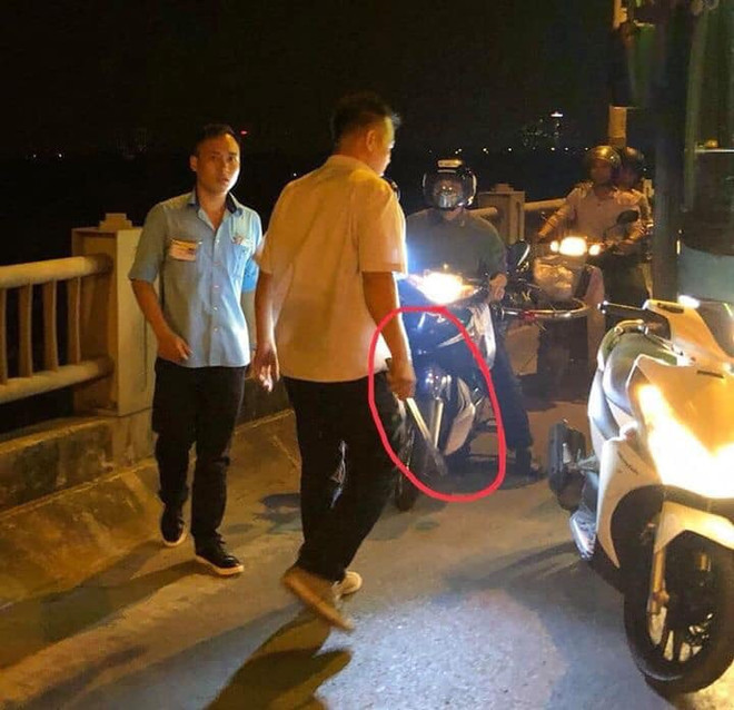 Hiện trường sự việc tài xế và phụ xe buýt hùng hổ cầm tuýp sắt xuống đường đánh người trên cầu Vĩnh Tuy. (Ảnh: otofun.net) Thực hư việc nhân viên xe buýt cầm tuýp sắt đánh người ở cầu Vĩnh Tuy? ảnh 1