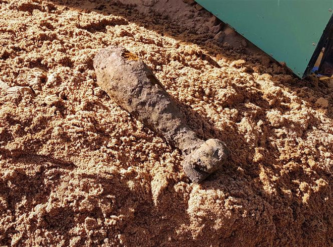 Nổ bom khi đang thi công công trình làm một người dân bị thương ảnh 1