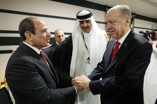 Tổng thống Ai Cập Abdel Fattah El-Sisi và người đồng cấp Thổ Nhĩ Kỳ Recep Tayyip Erdogan. (Nguồn: egyptianstreets.com) Tổng thống Ai Cập và Thổ Nhĩ Kỳ bắt tay nhau tại Qatar ảnh 1
