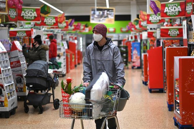 Người dân mua sắm tại một siêu thị ở London, Anh. (Ảnh: AFP/TTXVN) Tình hình dịch COVID-19 tại châu Âu trước những tháng mùa Đông ảnh 1