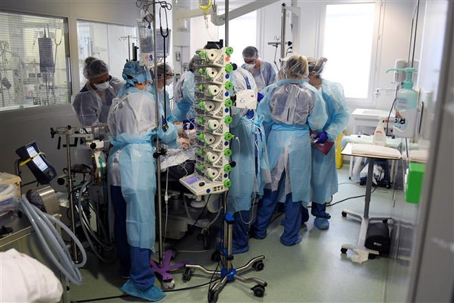 Nhân viên y tế điều trị cho bệnh nhân COVID-19 tại bệnh viện ở Marseille, Pháp, ngày 2/2/2021. (Ảnh: AFP/TTXVN) Tình hình dịch COVID-19 tại châu Âu trước những tháng mùa Đông ảnh 2