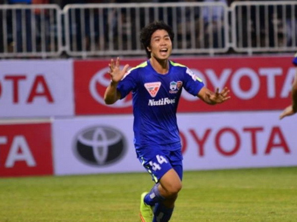 Cận cảnh Công Phượng ghi bàn thắng đầu tiên tại V-League 2015 ảnh 1