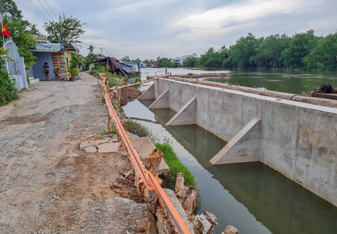 Đoạn kè chống sạt lở sông Trà Nóc, đoạn từ cầu Xẻo Mây đến cầu Rạch Chùa, thuộc địa bàn phường Trà An, quận Bình Thủy đang được thi công. (Ảnh: TTXVN phát) sat lo bo song Can Tho3.jpg
