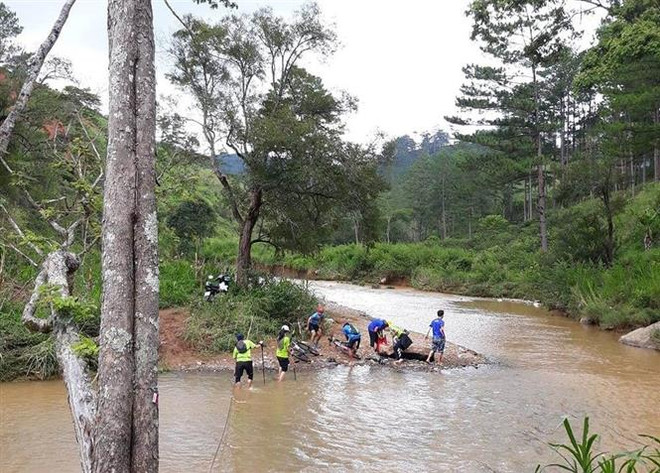 Tìm kiếm thi thể nạn nhân. (Ảnh: TTXVN phát) Dừng tất cả các cự ly của Giải siêu marathon Dalat Ultra Trail 2020 ảnh 1