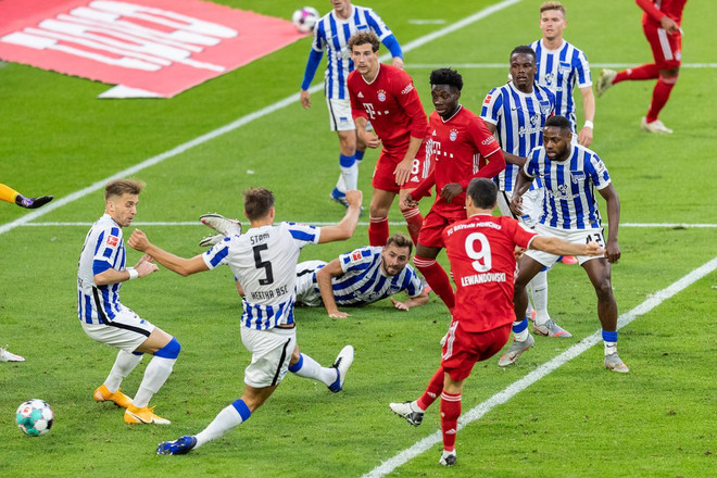 Lewandowski ghi 4 bàn, Bayern giành chiến thắng siêu kịch tính ảnh 1