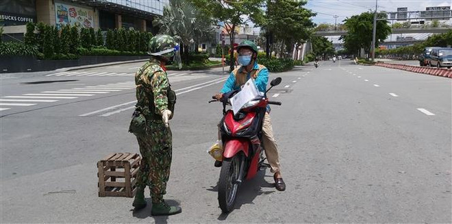 TP.HCM phát hiện đường dây làm giấy đi đường giả với hình thức scan ảnh 1