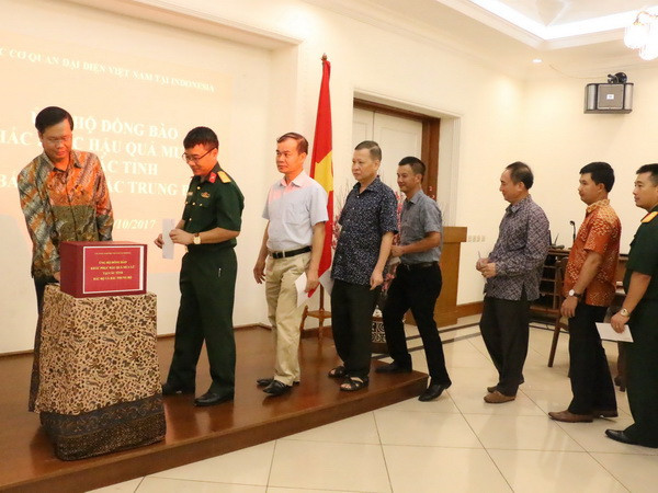 Người Việt tại Indonesia quyên góp ủng hộ thư viện Đinh Hữu Dư ảnh 1