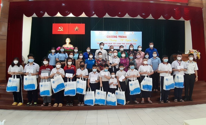 Lễ khởi động chương trình Xuân yêu thương-Tết nghĩa tình hỗ trợ trẻ em mồ côi cha mẹ do dịch COVID-19 trên địa bàn thành phố. (Ảnh: Xuân Khu/TTXVN) Mang “Xuân yêu thương-Tết nghĩa tình” đến với trẻ em mồ côi do dịch ảnh 1