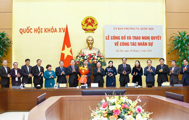 ttxvn_chu_tich_quoc_hoi_tran_thanh_man_trao_nghi_quyet_bau_tong_thu_ky_quoc_hoi_le_quang_tung_3.jpg