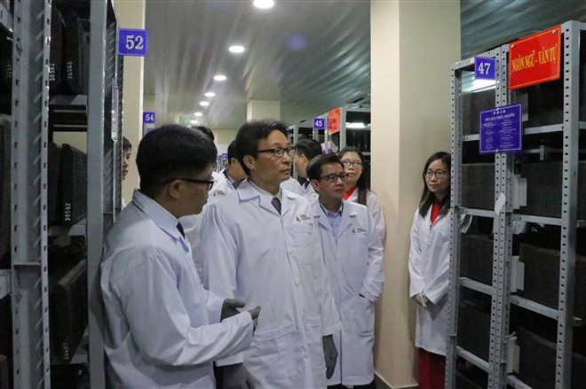 Phó Thủ tướng Vũ Đức Đam kiểm tra tình hình lưu trữ hiện vật tại Trung tâm lưu trữ Quốc gia VI đóng tại Đà Lạt. (Ảnh: Chu Quốc Hùng/TTXVN) Nhanh chóng số hóa tài sản vô giá Mộc bản triều Nguyễn ảnh 1