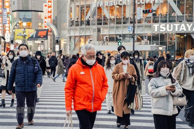 Người dân đeo khẩu trang phòng lây nhiễm COVID-19 tại Tokyo, Nhật Bản. (Ảnh: THX/TTXVN) Nhật Bản cân nhắc gia hạn các biện pháp phòng dịch trọng điểm ở Tokyo ảnh 1