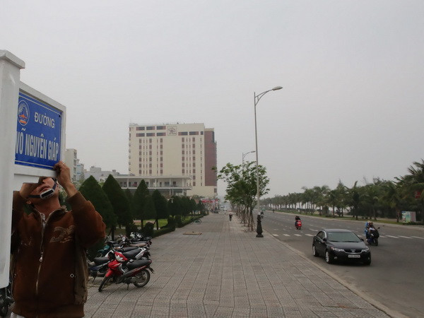 Gắn biển tên đường mang tên Đại tướng Võ Nguyên Giáp. (Ảnh: Trần Lê Lâm/TTXVN) Đà Nẵng: Gắn biển tên đường Đại tướng Võ Nguyên Giáp ảnh 1