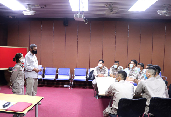 Chuyên gia nước ngoài trao đổi với các học viên được đào tạo hủy nổ bom mìn cấp độ 3. (Ảnh: Nguyên Lý/TTXVN) Tổ chức Viện trợ nhân dân Na Uy đào tạo hủy nổ bom mìn cấp độ 3 tại VN ảnh 1