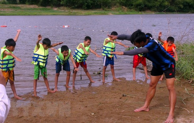 Tập huấn phòng chống đuối nước. (Ảnh minh họa: Trịnh Bang Nhiệm/TTXVN) Ninh Thuận bảo vệ trẻ em khỏi tai nạn thương tích và dịch bệnh ảnh 1
