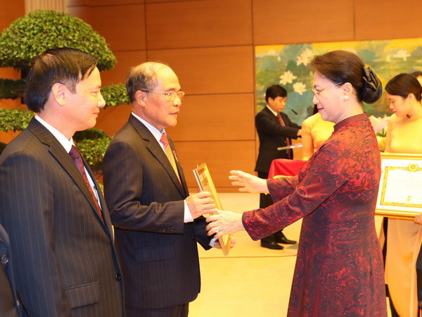 Trao Huy hiệu Đảng cho đảng viên Đảng bộ cơ quan Văn phòng Quốc hội ảnh 1