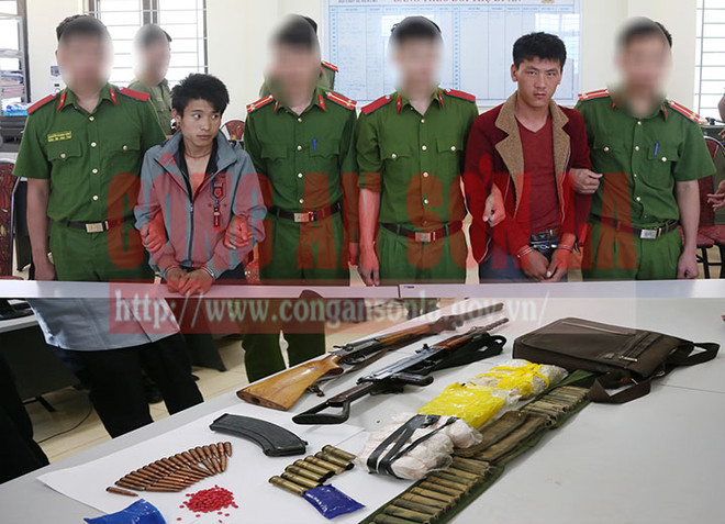 Sơn La: Bắt hai đối tượng mua bán trái phép ma túy mang theo súng ảnh 1