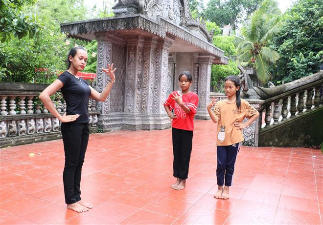 Cô gái Khmer tâm huyết truyền thụ nghệ thuật múa dân tộc cho lớp trẻ ảnh 2